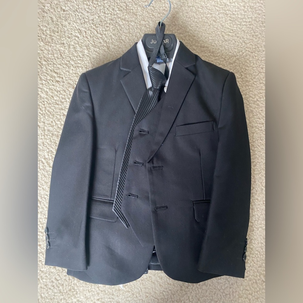 Boys Black Suit. Size 5 boys.